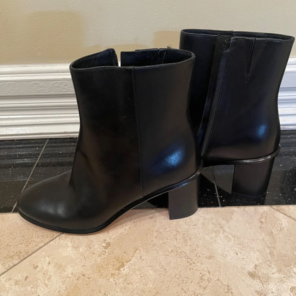 New Tory Burch stamped heel zip bootie - Picture 2 of 9